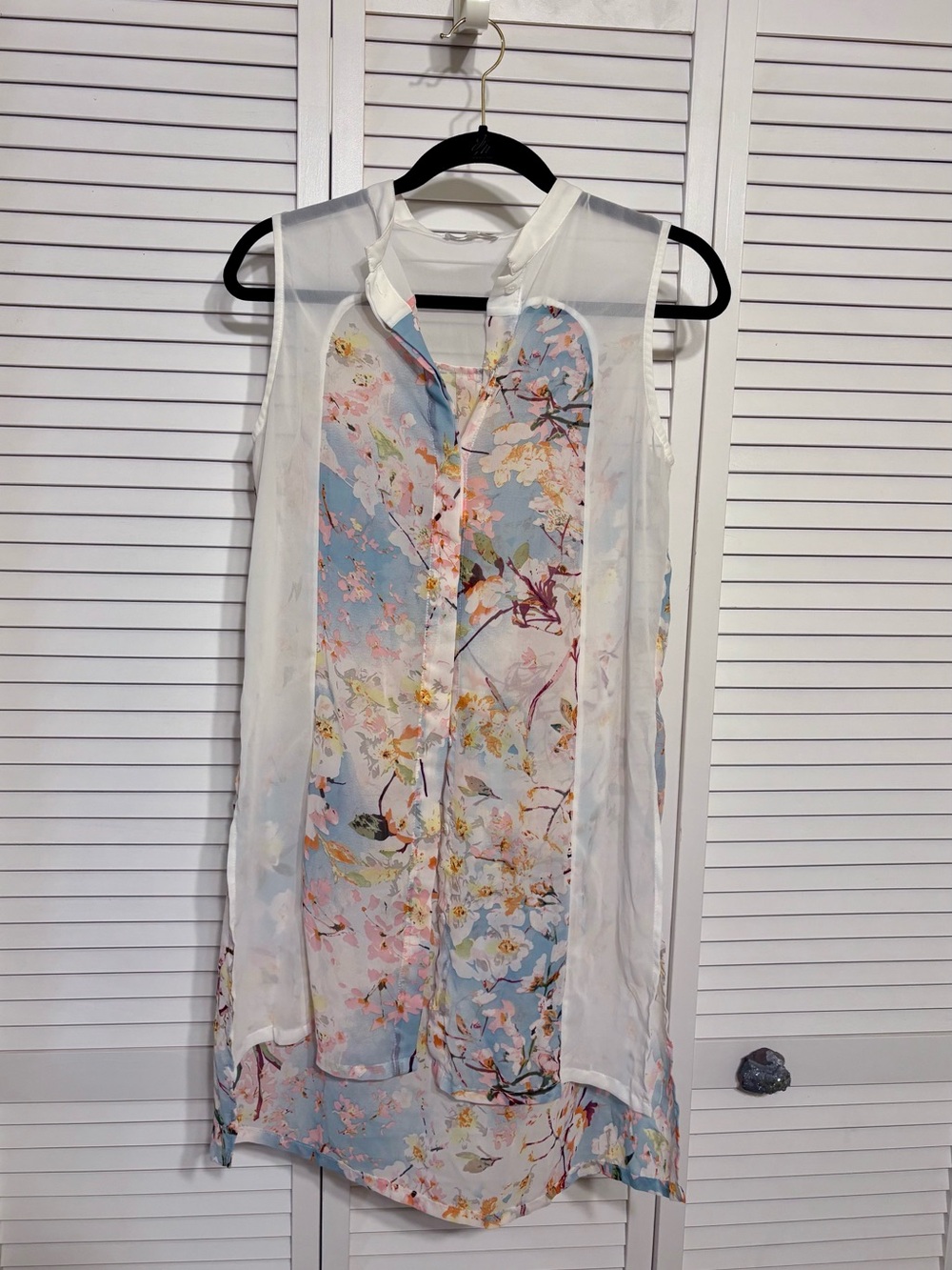 Sleeveless Floral Button-Down Tunic Shirt - White & Pastel Blue
